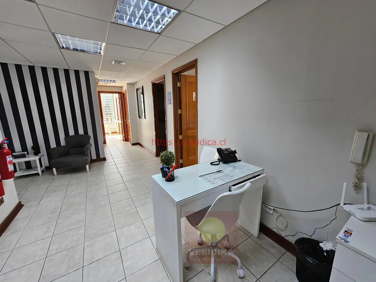 Vendo oficina en Ed. Coraceros apta para centros médicos y otros - foto 2