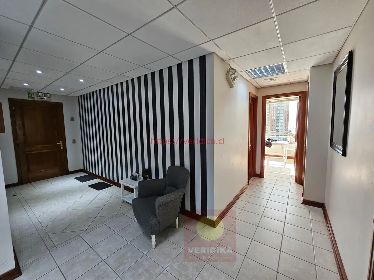 Vendo oficina en Ed. Coraceros apta para centros médicos y otros - foto 3