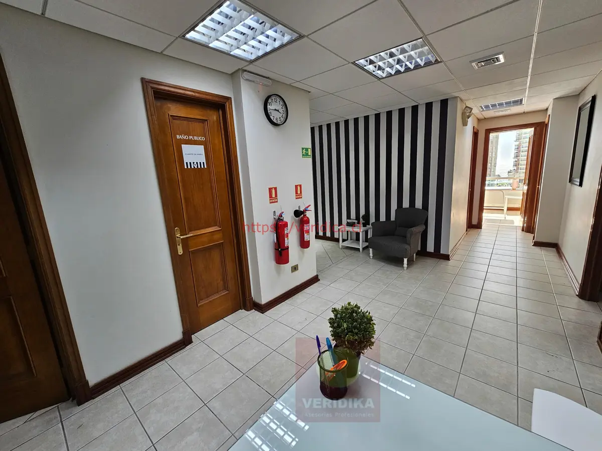 Vendo oficina en Ed. Coraceros apta para centros médicos y otros - foto 4