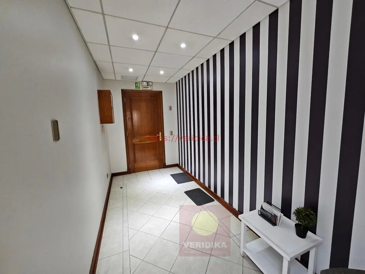 Vendo oficina en Ed. Coraceros apta para centros médicos y otros - foto 6