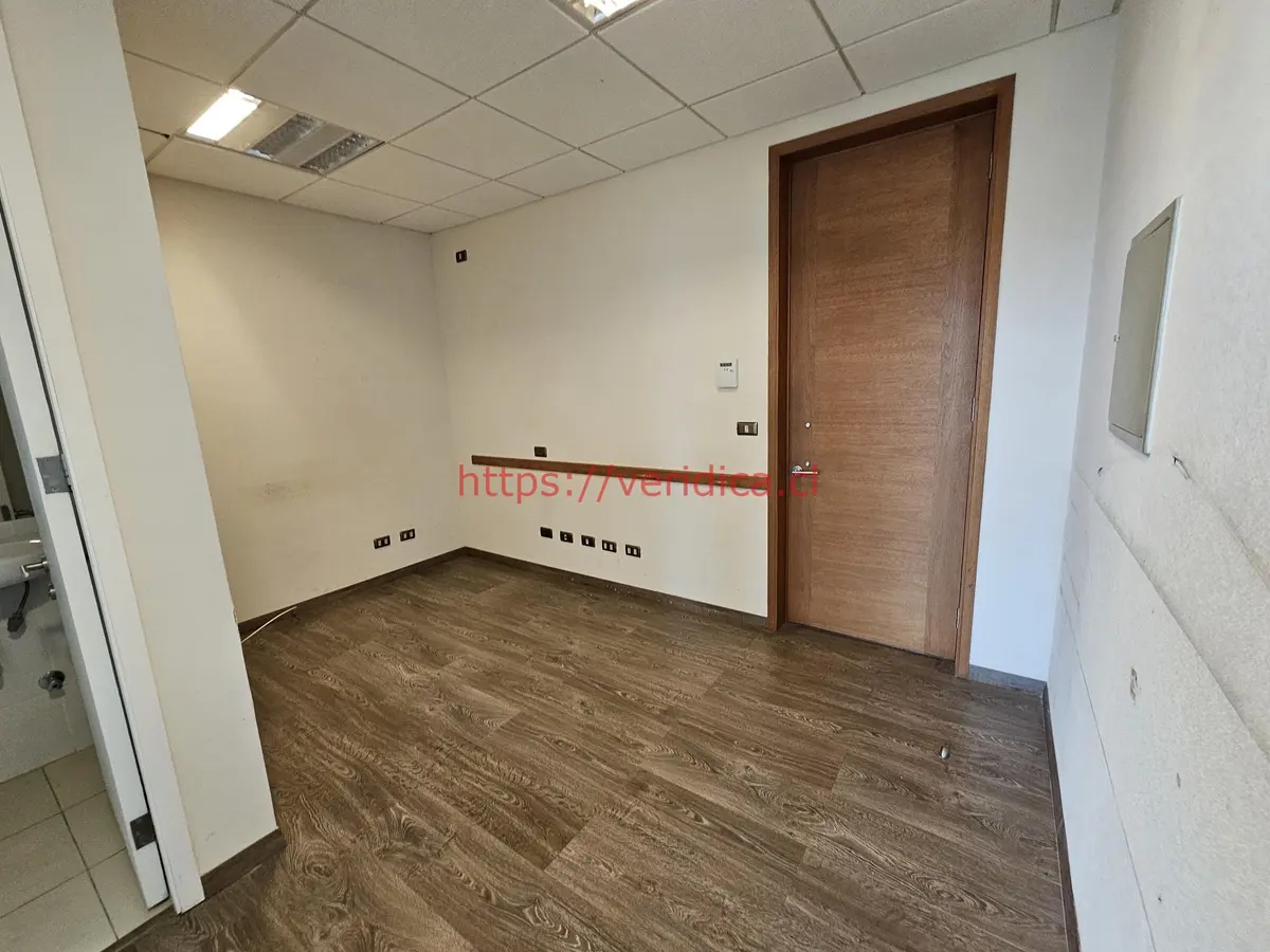 Veridika vende oficina con 4 estacionamientos - foto 2