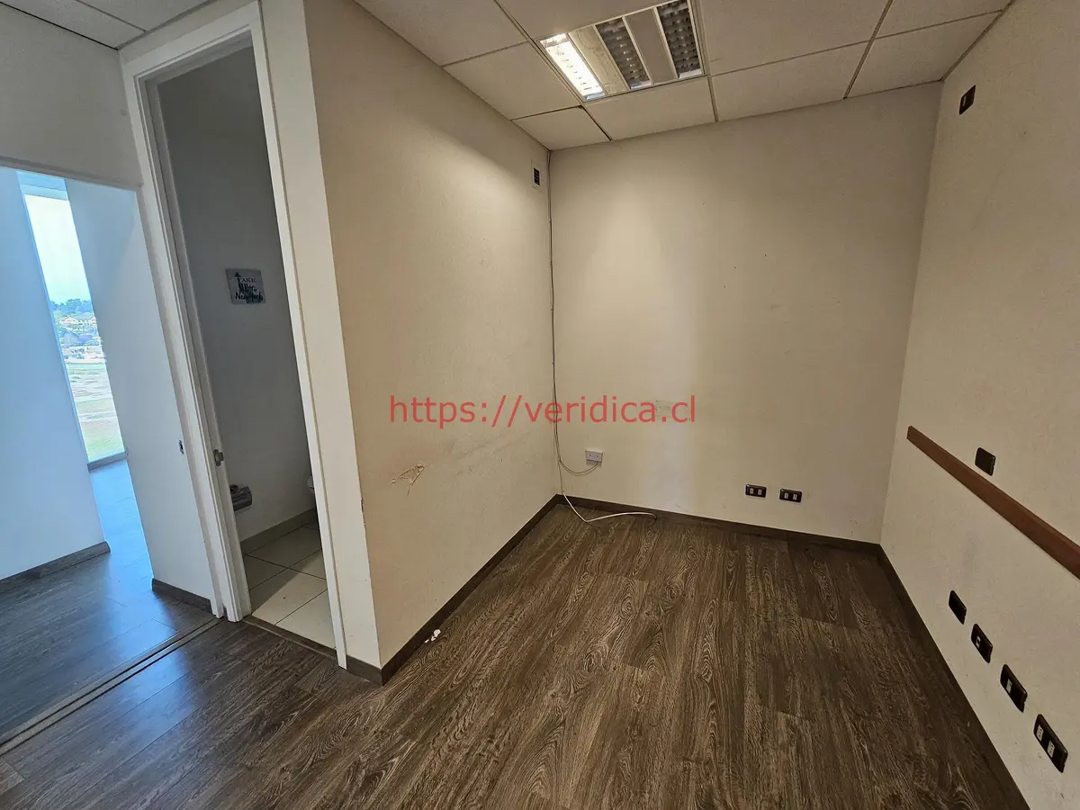 Veridika vende oficina con 4 estacionamientos - foto 4