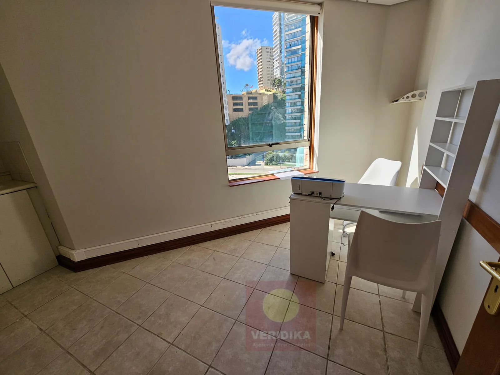 Vendo oficina en Ed. Coraceros apta para centros médicos y otros - foto 1