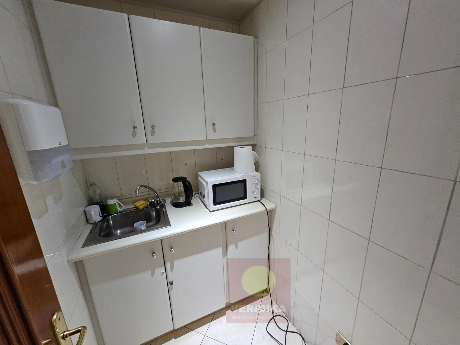 Vendo oficina en Ed. Coraceros apta para centros médicos y otros - foto 2
