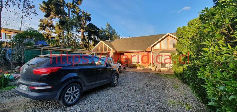 Veridika Vende terreno de 1700 m2 con 2 casas en Los Pinos - foto 1